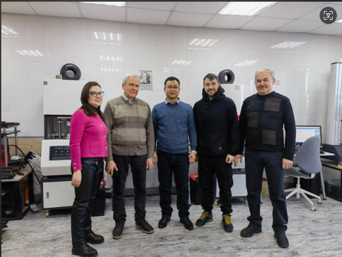 Eski müşterilerimizi ziyaret edin ve yeni üretim ekipman yatırımını tartışın.