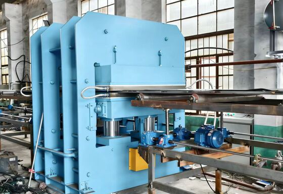 İyi fiyat PLC kontrolü ve 200 mm plak boşluğu ile 400 tonluk basınçlı düz çerçeve vulkanize makinesi çevrimiçi
