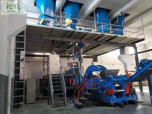 Otomatik kauçuk karıştırma hattı, kauçuk iç karıştırma makinesini ve parti yardımcı makinesini kullanıyor.