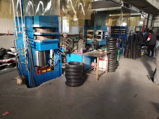 İyi fiyat 200 Ton Basınç ve 0-999s Vulkanizasyon Süresine Sahip Buharla Isıtmalı Katı Kauçuk Tarım Aracı Lastiği Kürleme Pres Makinesi çevrimiçi